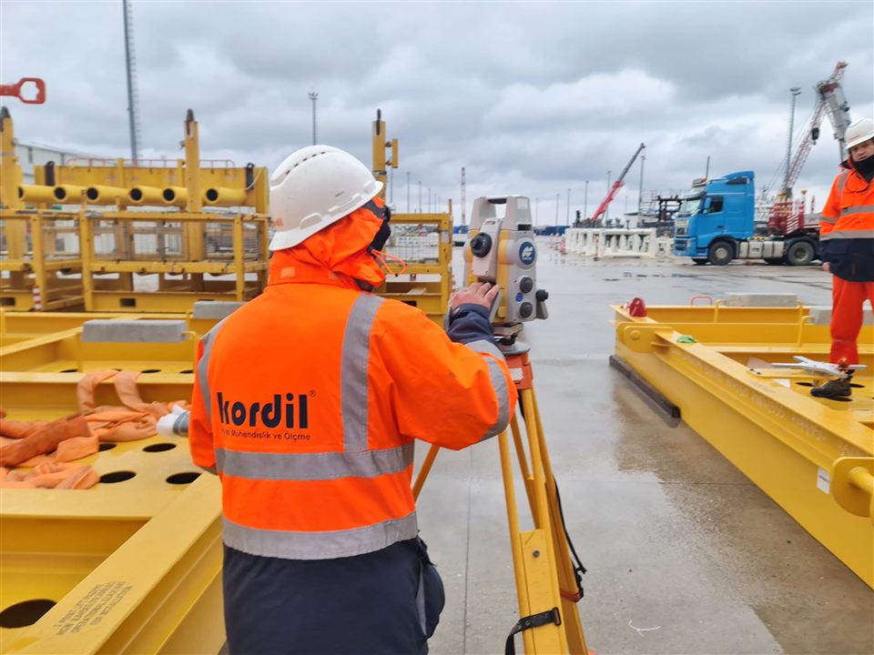 Kordil personelinin çelik imalatı total station ile boyutsal kontrolü