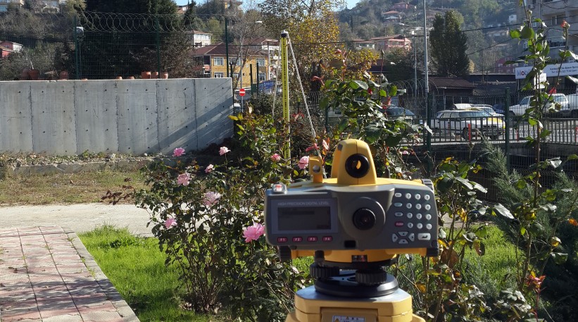 Hassas nivelman ve ölçme kontrolü için dijital nivo ve mira kurulumu