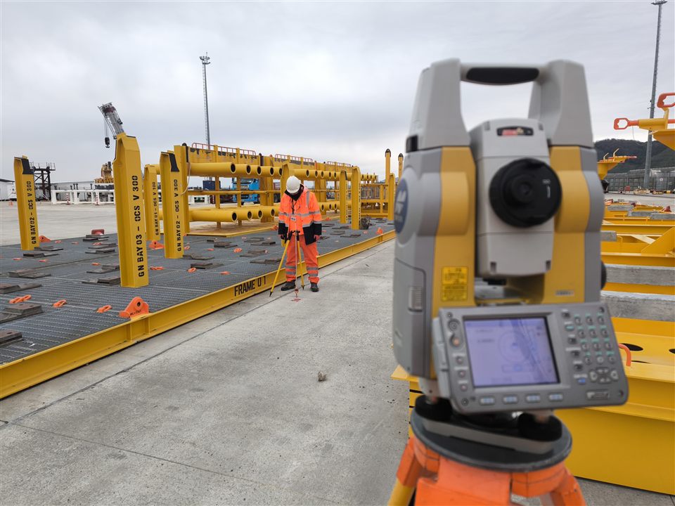 Endüstriyel ölçme ağı için total station ve prizma kurulumu