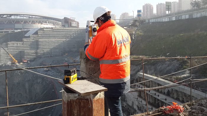 Skyland şantiyesinde Kordil personelinin inşaat ölçümü
