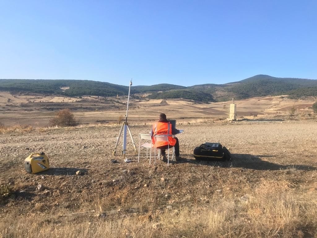 Kordil team carrying out photogrammetry fieldwork
