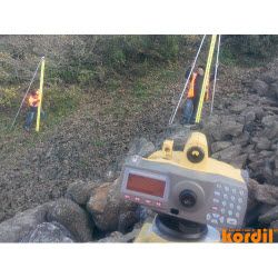 Saha ölçümleri sırasında ölçmeci ve jeodezik cihaz