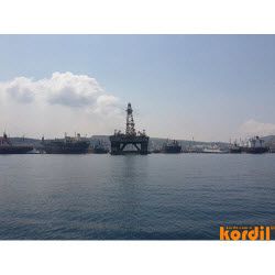 Deniz projesi sahasında ölçüm gemisi veya iş teknesi