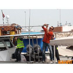 Deniz inşaatı ekipmanını hazırlayan saha ekibi