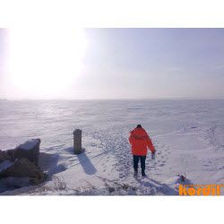 Karlı sahada çalışan ölçüm ekibi
