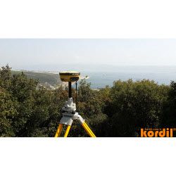 Saha ölçümleri sırasında ölçmeci ve jeodezik cihaz