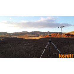 Saha ölçümleri sırasında ölçmeci ve jeodezik cihaz