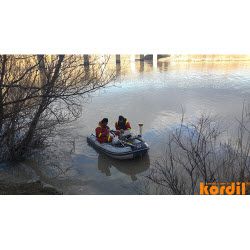 Küçük tekneden ölçüm yapan saha ekibi