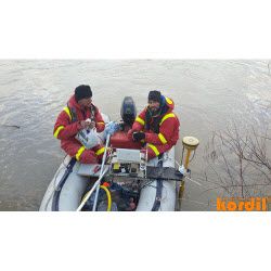 Küçük tekneden ölçüm yapan saha ekibi