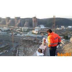 Saha ölçümleri sırasında ölçmeci ve jeodezik cihaz