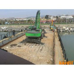 Çalışma sahasında ekskavatör veya tarama ekipmanı