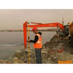 Çalışma sahasında ekskavatör veya tarama ekipmanı