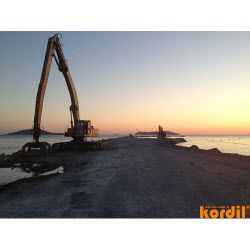 Çalışma sahasında ekskavatör veya tarama ekipmanı