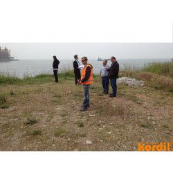 Saha ölçümleri sırasında ölçmeci ve jeodezik cihaz
