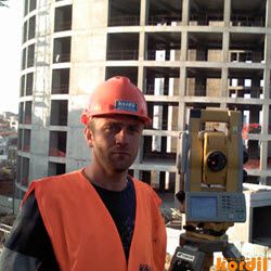Saha ölçümleri sırasında ölçmeci ve jeodezik cihaz