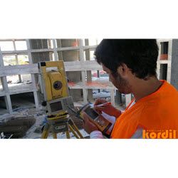 Saha ölçümleri sırasında ölçmeci ve jeodezik cihaz