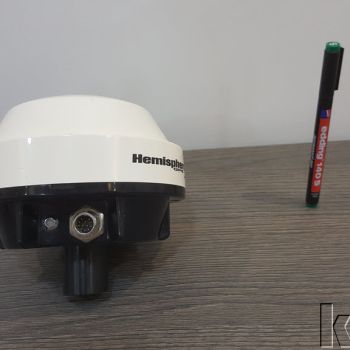 Hemisphere A101 DGPS Alıcısı — GNSS alıcısının alt yüzeyi ve bağlantı paneli
