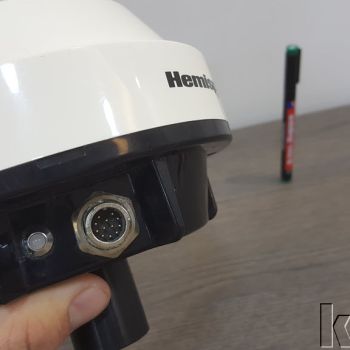 Hemisphere A101 DGPS Alıcısı — GNSS alıcısının alt yüzeyi ve bağlantı paneli