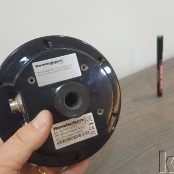 Hemisphere A101 DGPS Alıcısı — GNSS alıcısının alt yüzeyi ve bağlantı paneli