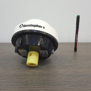 Hemisphere A325 GNSS RTK ve DGPS Alıcısı (2 Adet) — GNSS alıcısının alt yüzeyi ve bağlantı paneli