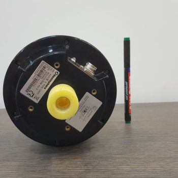 Hemisphere A325 GNSS RTK ve DGPS Alıcısı (2 Adet) — GNSS alıcısının alt yüzeyi ve bağlantı paneli