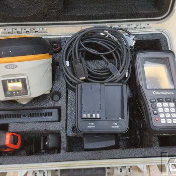 Hemisphere S321 GNSS Seti (2 adet, sabit ve gezici) — Taşıma çantasında GNSS ölçüm seti ve aksesuarları
