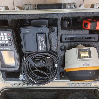 Hemisphere S321 GNSS Seti (2 adet, sabit ve gezici) — Taşıma çantasında GNSS ölçüm seti ve aksesuarları
