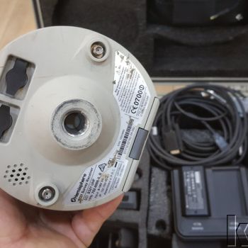 Hemisphere S321 GNSS Seti (2 adet, sabit ve gezici) — GNSS alıcısının alt yüzeyi ve bağlantı paneli