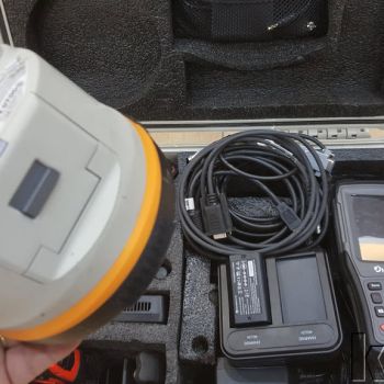 Hemisphere S321 GNSS Seti (2 adet, sabit ve gezici) — Taşıma çantasında GNSS ölçüm seti ve aksesuarları