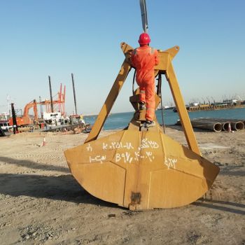 Deniz inşaatı ekipmanını hazırlayan saha ekibi