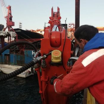 Deniz inşaatı ekipmanını hazırlayan saha ekibi
