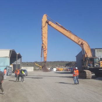 Çalışma sahasında ekskavatör veya tarama ekipmanı