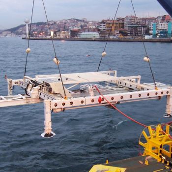 Deniz projesi sahasında ölçüm gemisi veya iş teknesi