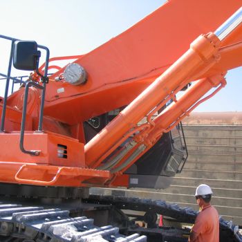 Çalışma sahasında ekskavatör veya tarama ekipmanı