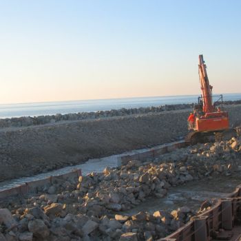 Çalışma sahasında ekskavatör veya tarama ekipmanı