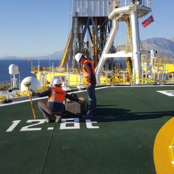 Deniz inşaatı ekipmanını hazırlayan saha ekibi