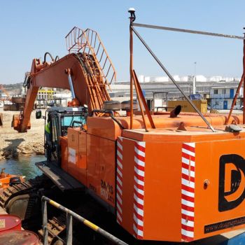 Çalışma sahasında ekskavatör veya tarama ekipmanı