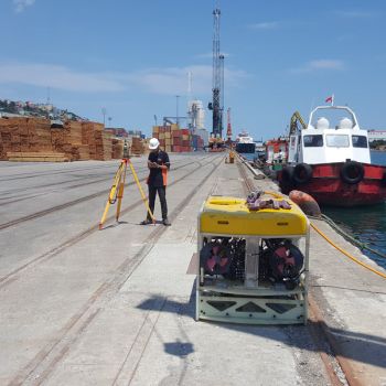 Deniz projesi sahasında ölçüm gemisi veya iş teknesi