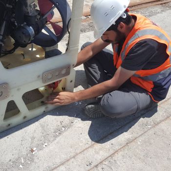 Deniz inşaatı ekipmanını hazırlayan saha ekibi