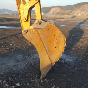 Çalışma sahasında ekskavatör veya tarama ekipmanı