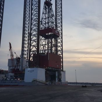 Deniz inşaatında kullanılan vinç veya kazık ekipmanı