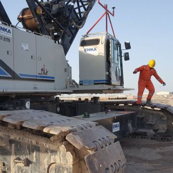 Çalışma sahasında ekskavatör veya tarama ekipmanı