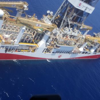 Deniz projesi sahasında ölçüm gemisi veya iş teknesi