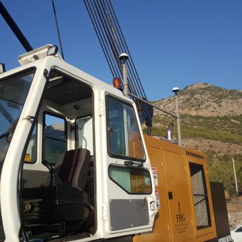 Çalışma sahasında ekskavatör veya tarama ekipmanı