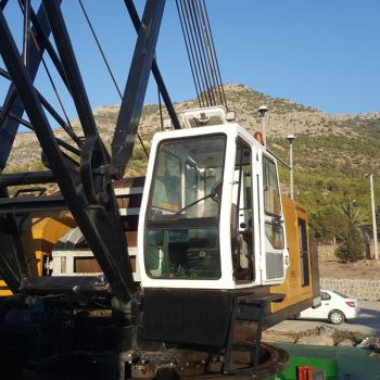 Çalışma sahasında ekskavatör veya tarama ekipmanı