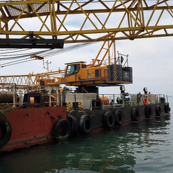 Deniz inşaatında kullanılan vinç veya kazık ekipmanı
