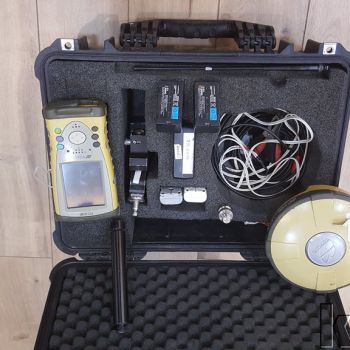 Topcon HiPer II GNSS Alıcıları (toplam 3 adet) — Taşıma çantasında GNSS ölçüm seti ve aksesuarları