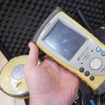 Topcon HiPer II GNSS Alıcıları (toplam 3 adet) — GNSS alıcısının alt yüzeyi ve bağlantı paneli