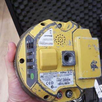 Topcon HiPer II GNSS Alıcıları (toplam 3 adet) — GNSS alıcısının alt yüzeyi ve bağlantı paneli