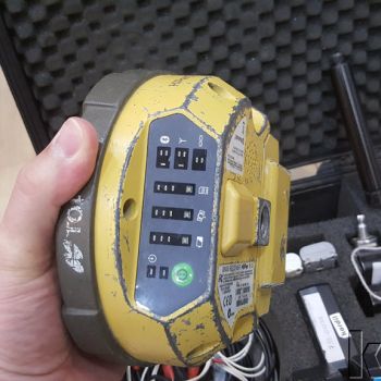 Topcon HiPer II GNSS Alıcıları (toplam 3 adet) — GNSS alıcısının alt yüzeyi ve bağlantı paneli